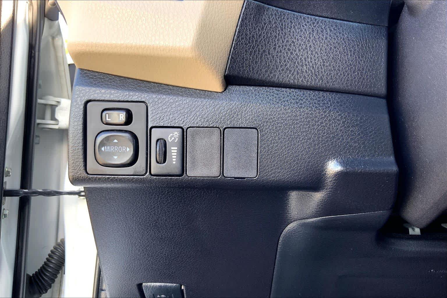Used 2015 Toyota Corolla LE FWD image 33