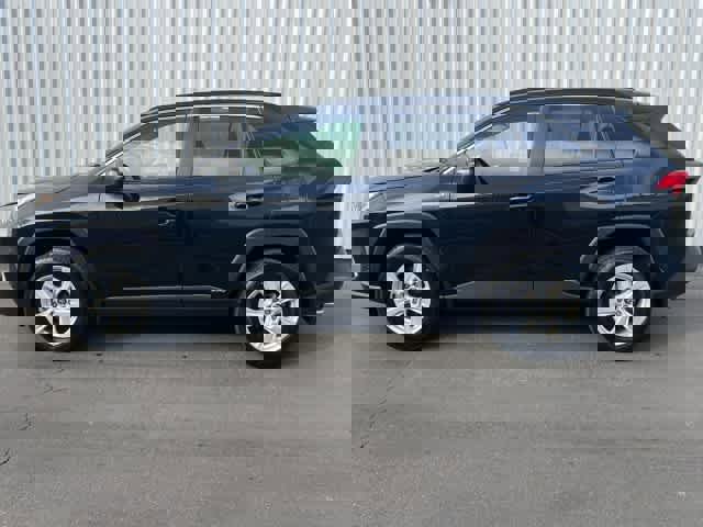 Used 2021 Toyota RAV4 XLE w/ Convenience Package image 3