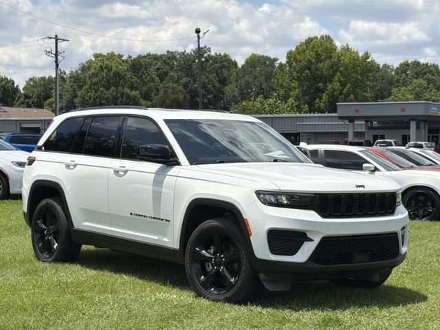 Used 2023 Jeep Grand Cherokee Altitude AWD/4WD image 14