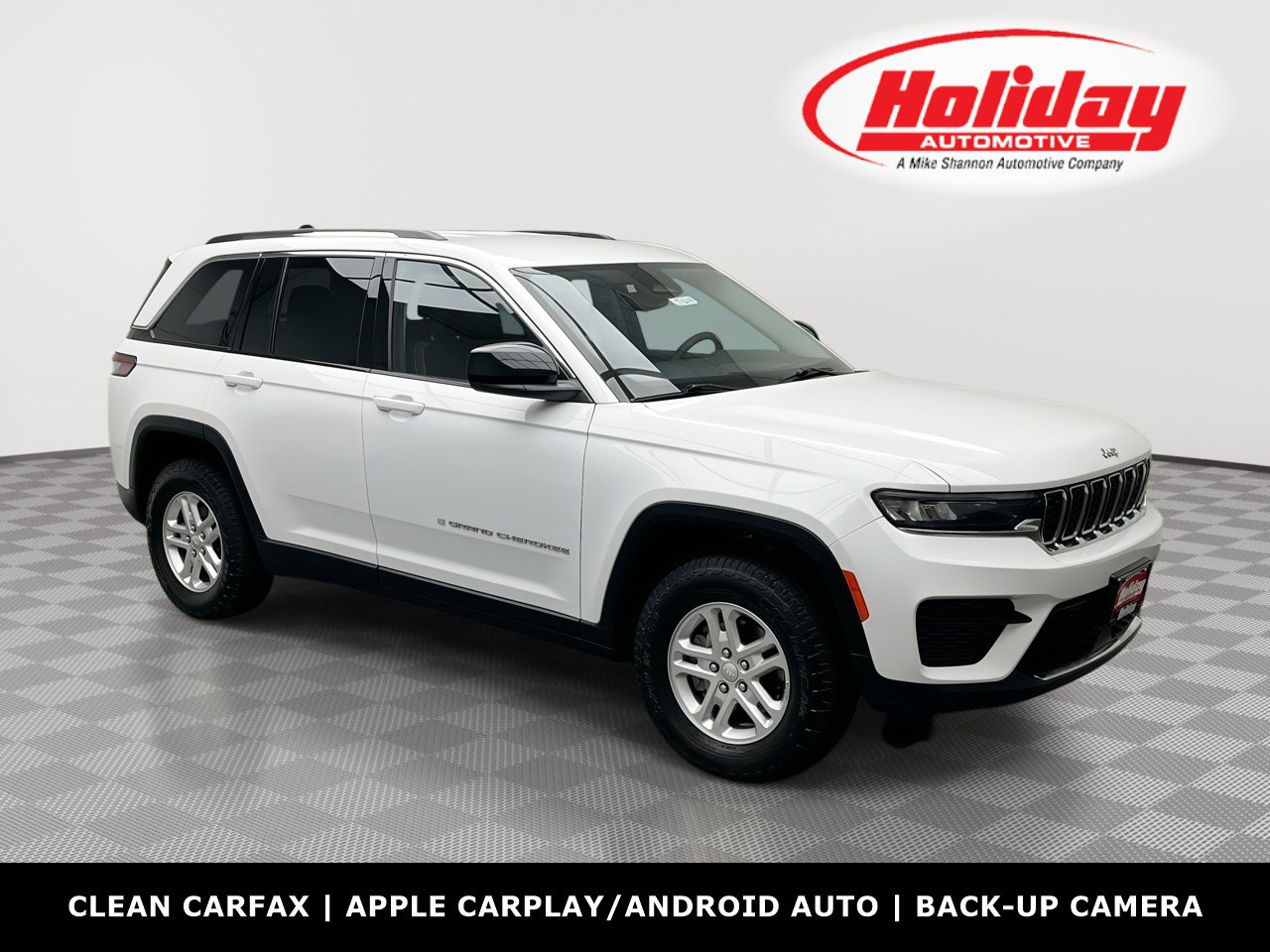 Used 2023 Jeep Grand Cherokee Laredo image 1