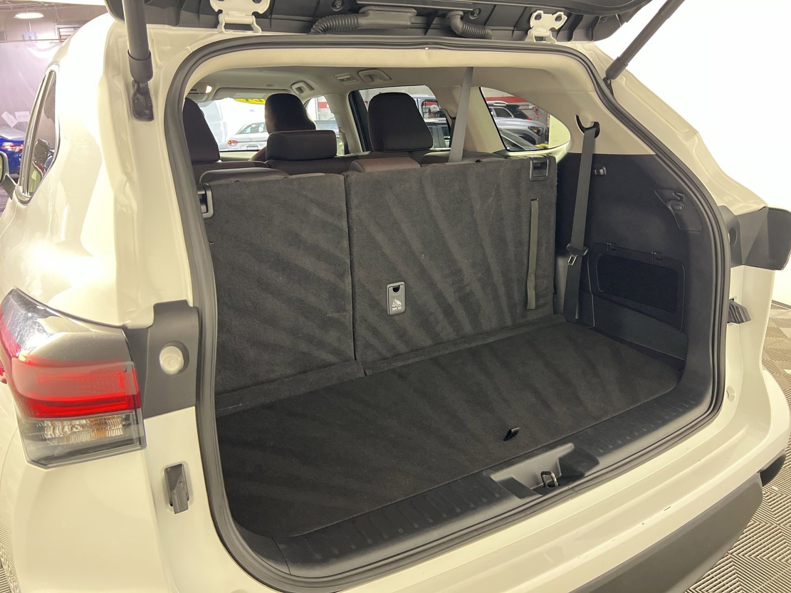 Used 2024 Toyota Highlander LE image 27