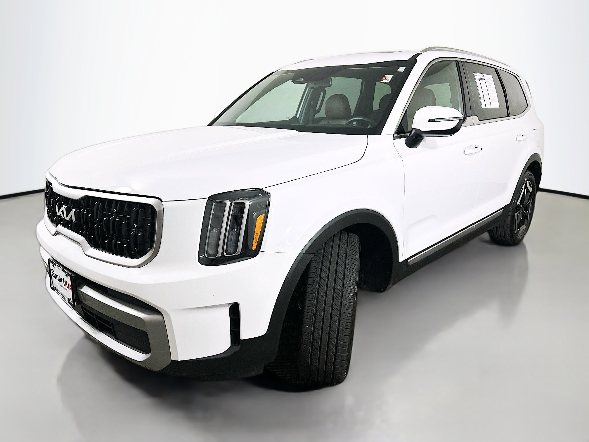 Used 2023 Kia Telluride EX w/ EX Captain's Chair Package image 3