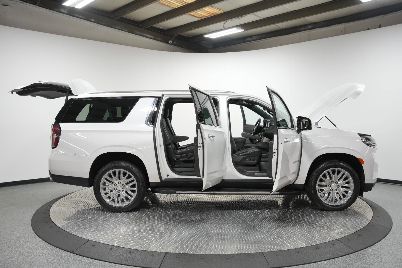 Used 2024 Chevrolet Suburban Premier w/ Premium Package image 10