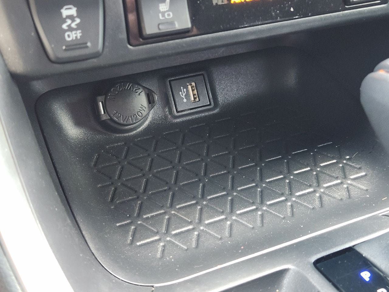 Used 2024 Toyota RAV4 SE w/ Convenience Package AWD/4WD image 17