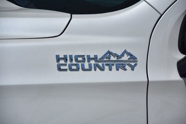 Used 2024 Chevrolet Suburban High Country AWD/4WD image 6