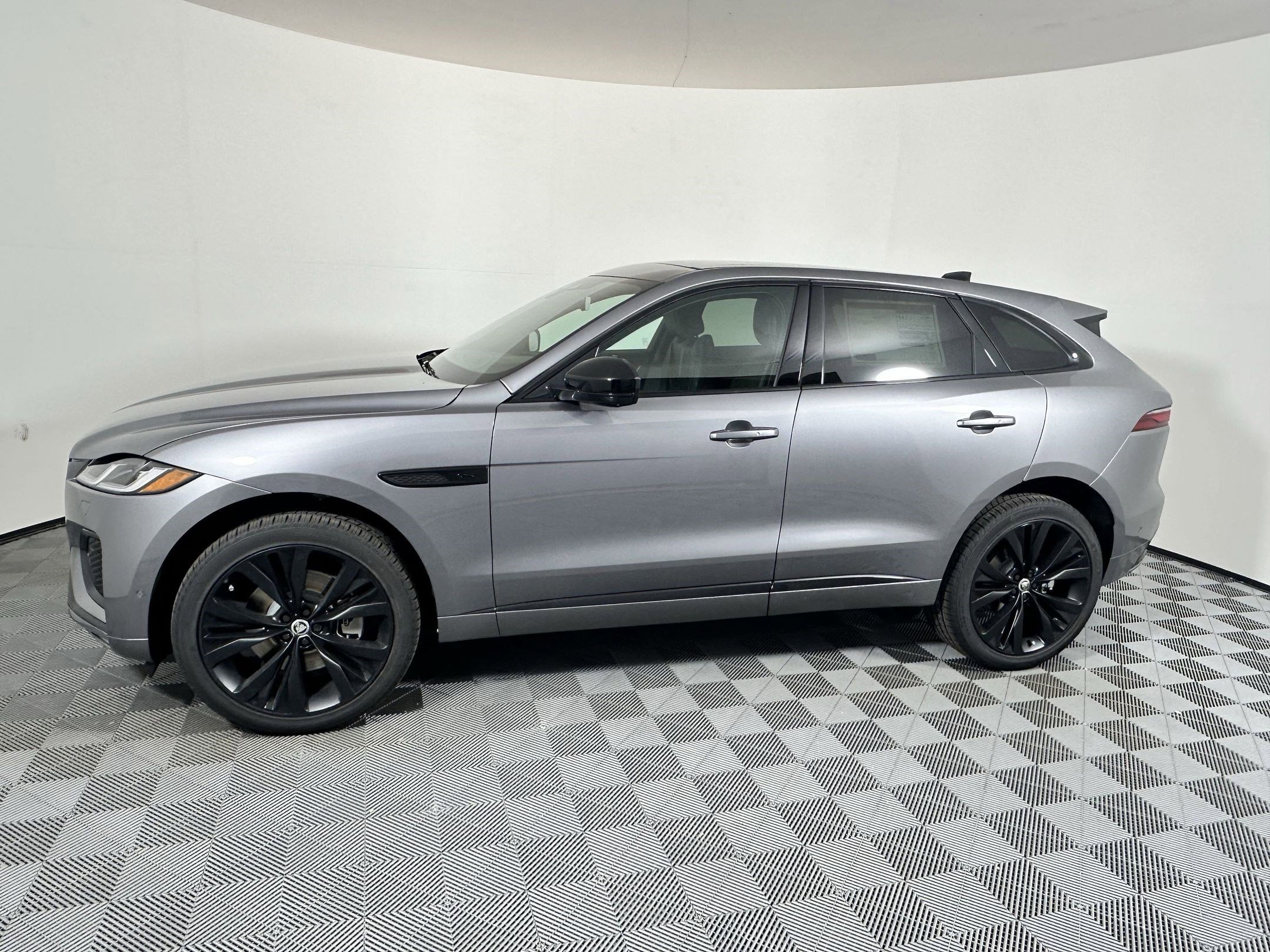 New 2026 Jaguar F-PACE R-Dynamic S image 2