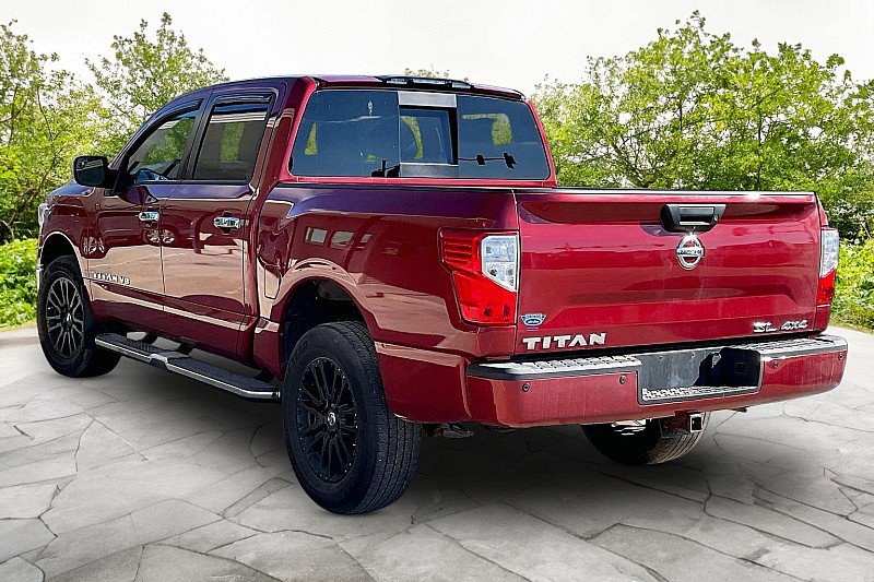 Used 2018 Nissan Titan SL image 4
