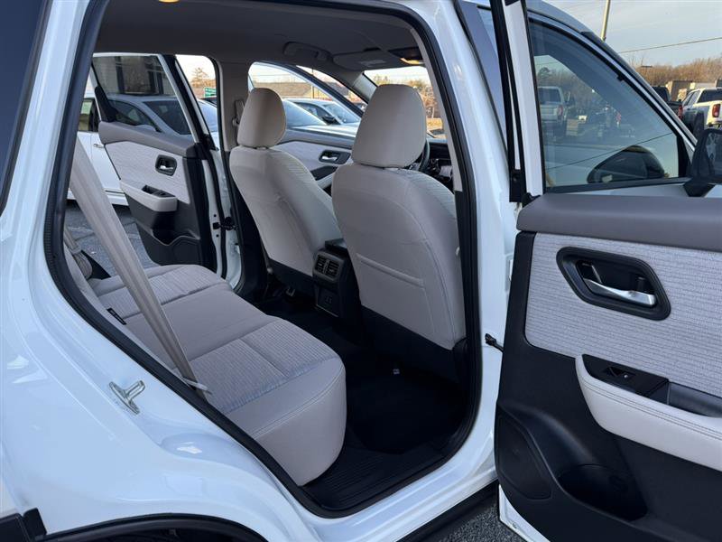 Used 2023 Nissan Rogue SV image 16