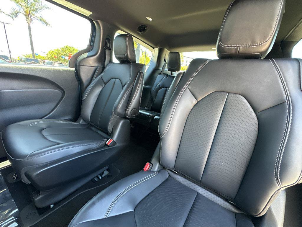 Used 2025 Chrysler Pacifica Select FWD image 9