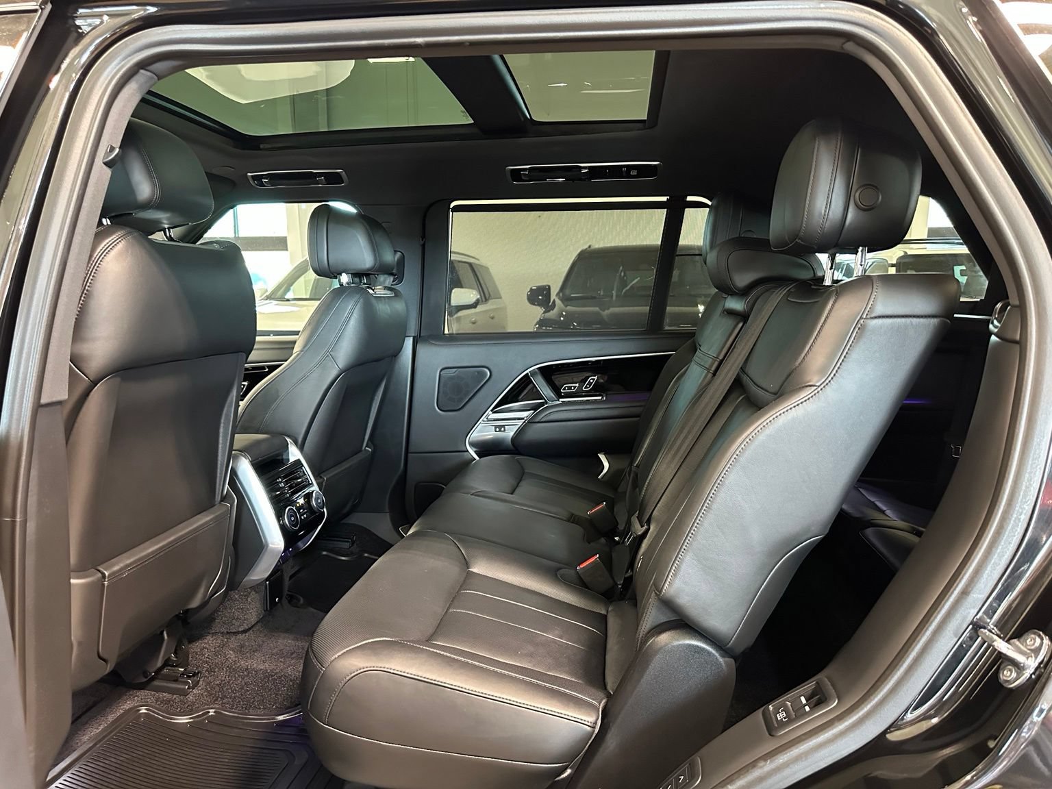 Used 2024 Land Rover Range Rover Long Wheelbase SE AWD/4WD image 37