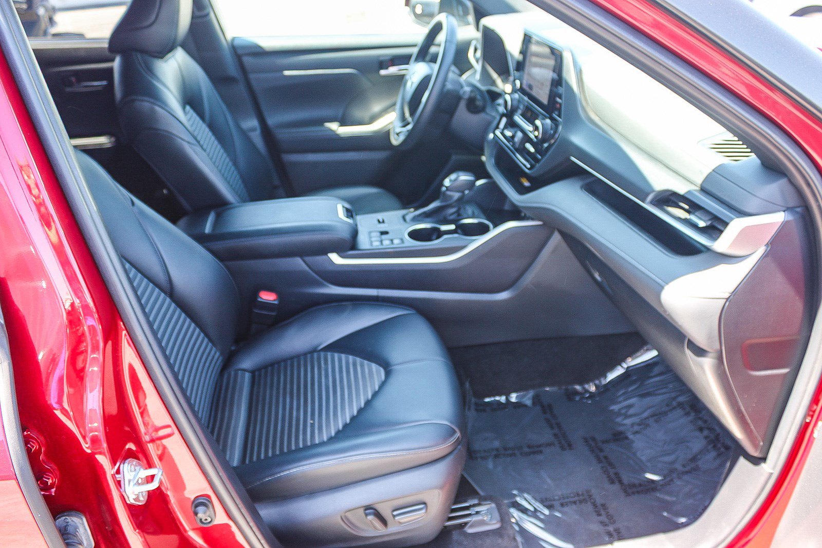 Used 2024 Toyota Highlander XSE FWD image 17