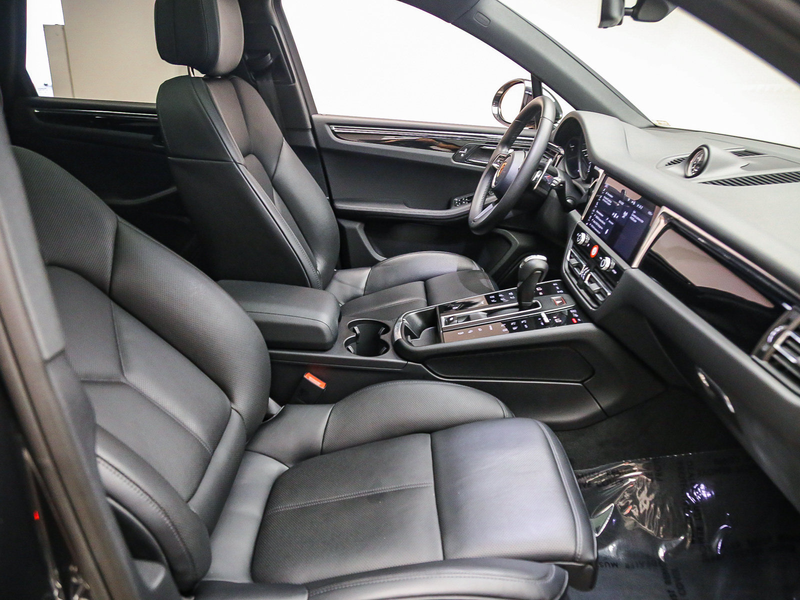 Certified 2026 Porsche Macan AWD/4WD image 20