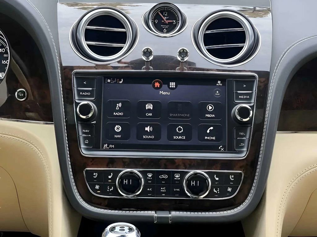 Used 2017 Bentley Bentayga image 19