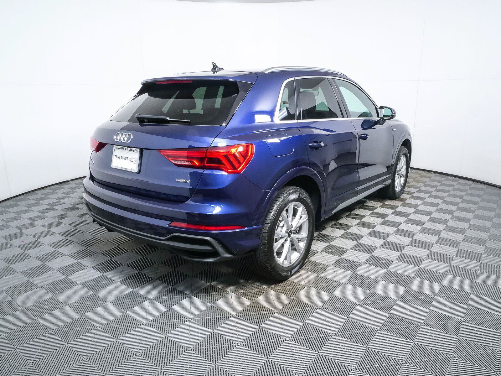 Used 2024 Audi Q3 2.0T Premium AWD/4WD image 3