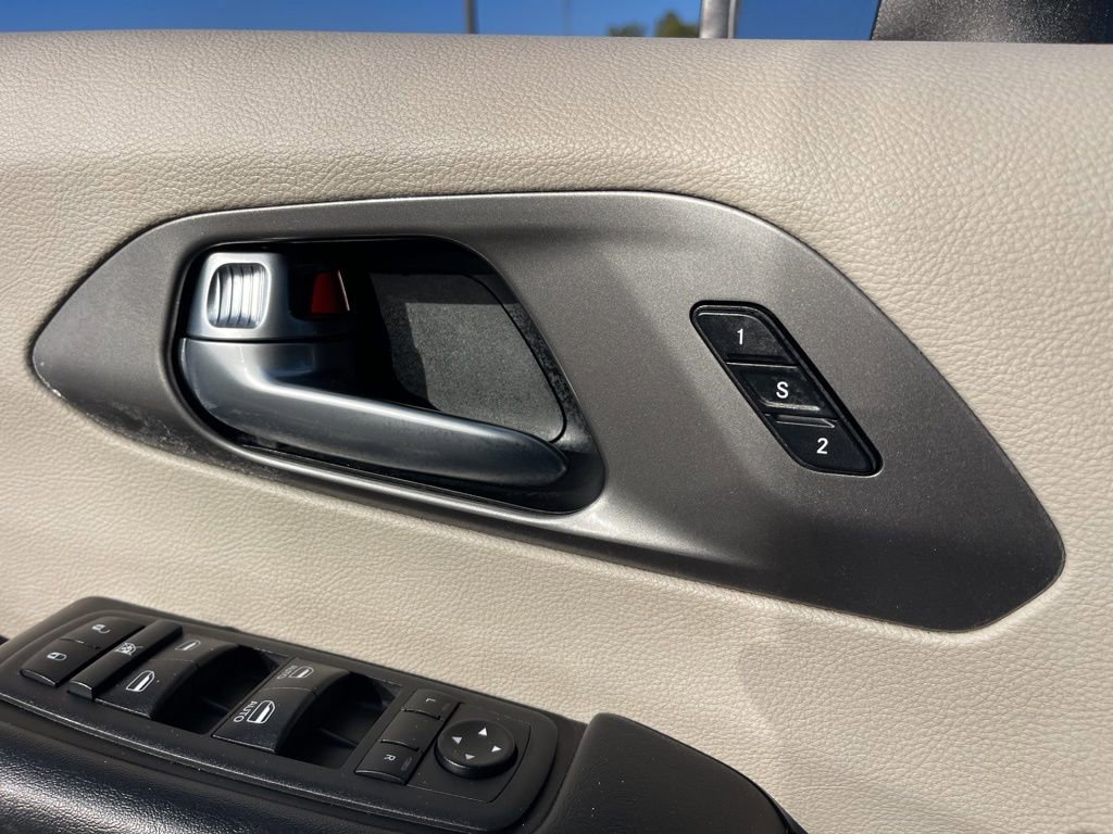 Used 2023 Chrysler Pacifica Touring-L image 19