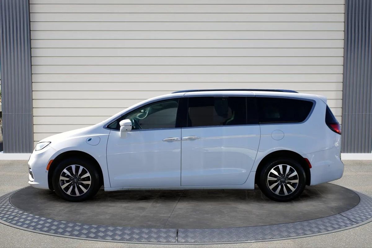 Used 2021 Chrysler Pacifica Touring-L image 4