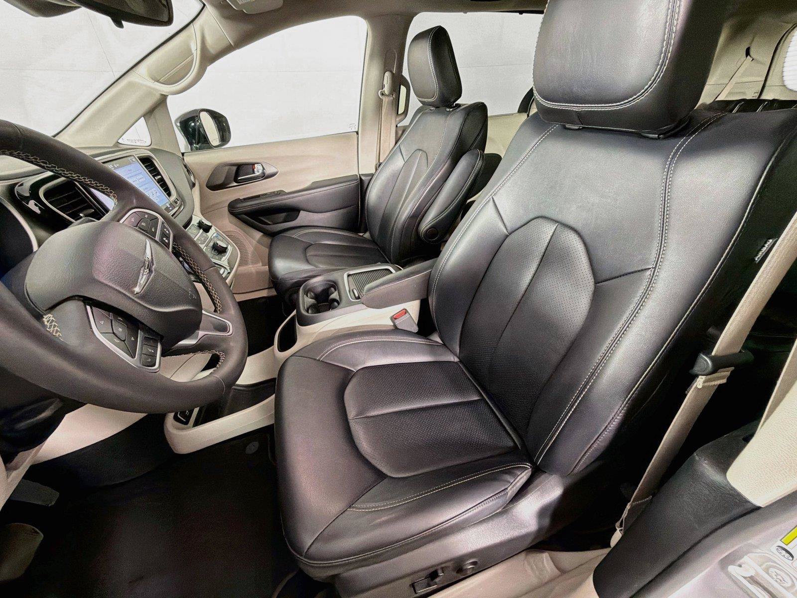 Used 2024 Chrysler Pacifica Touring-L FWD image 2