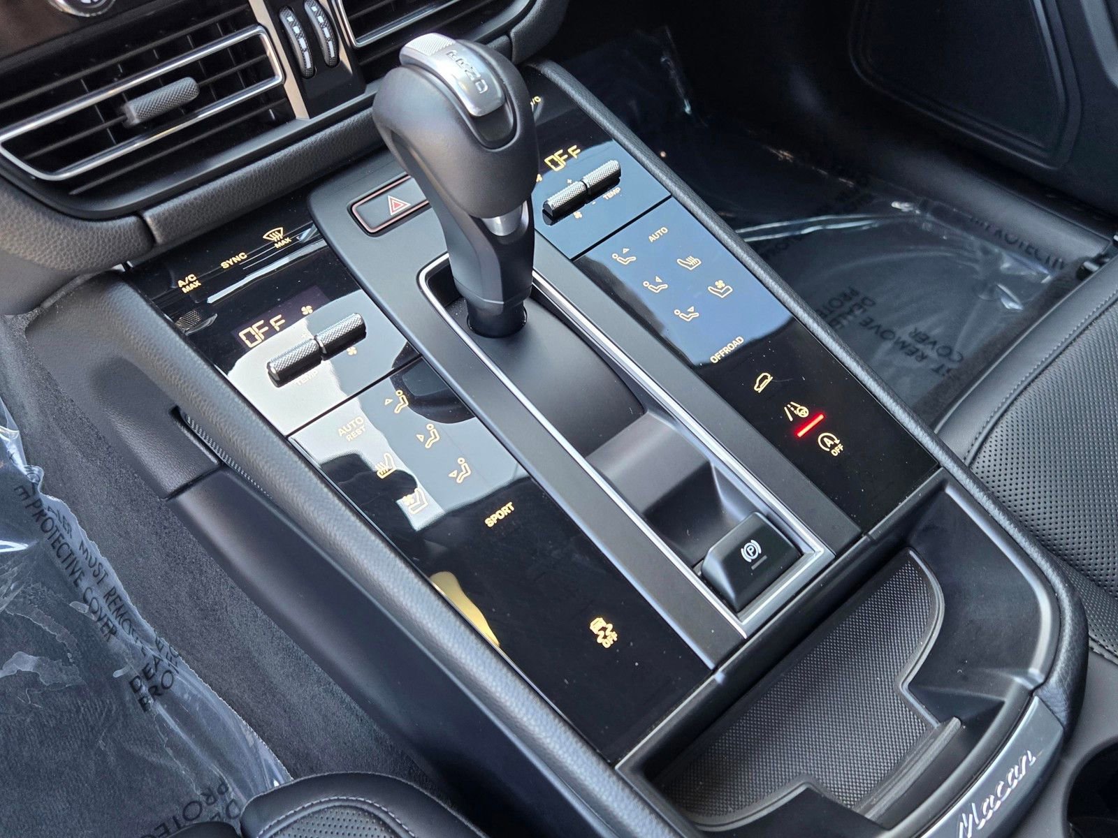 Certified 2025 Porsche Macan AWD/4WD image 23