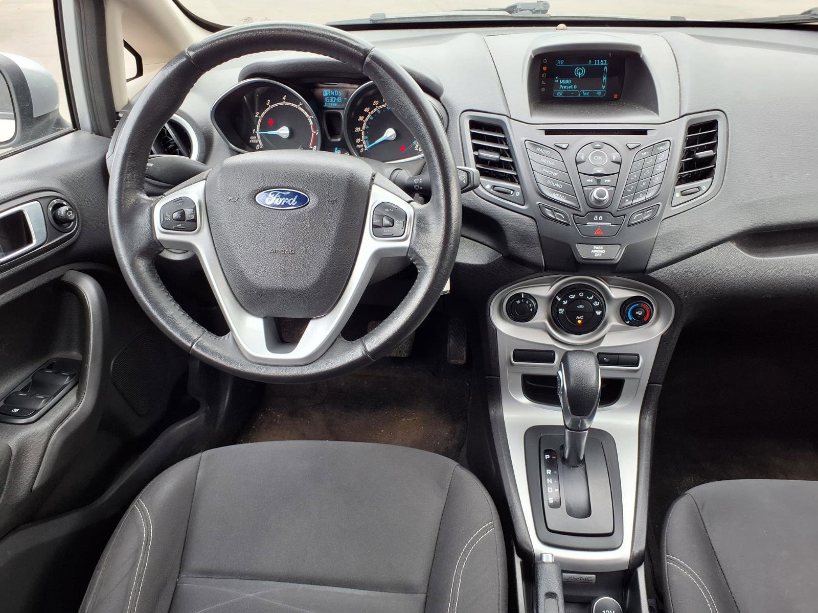 Used 2015 Ford Fiesta SE image 5