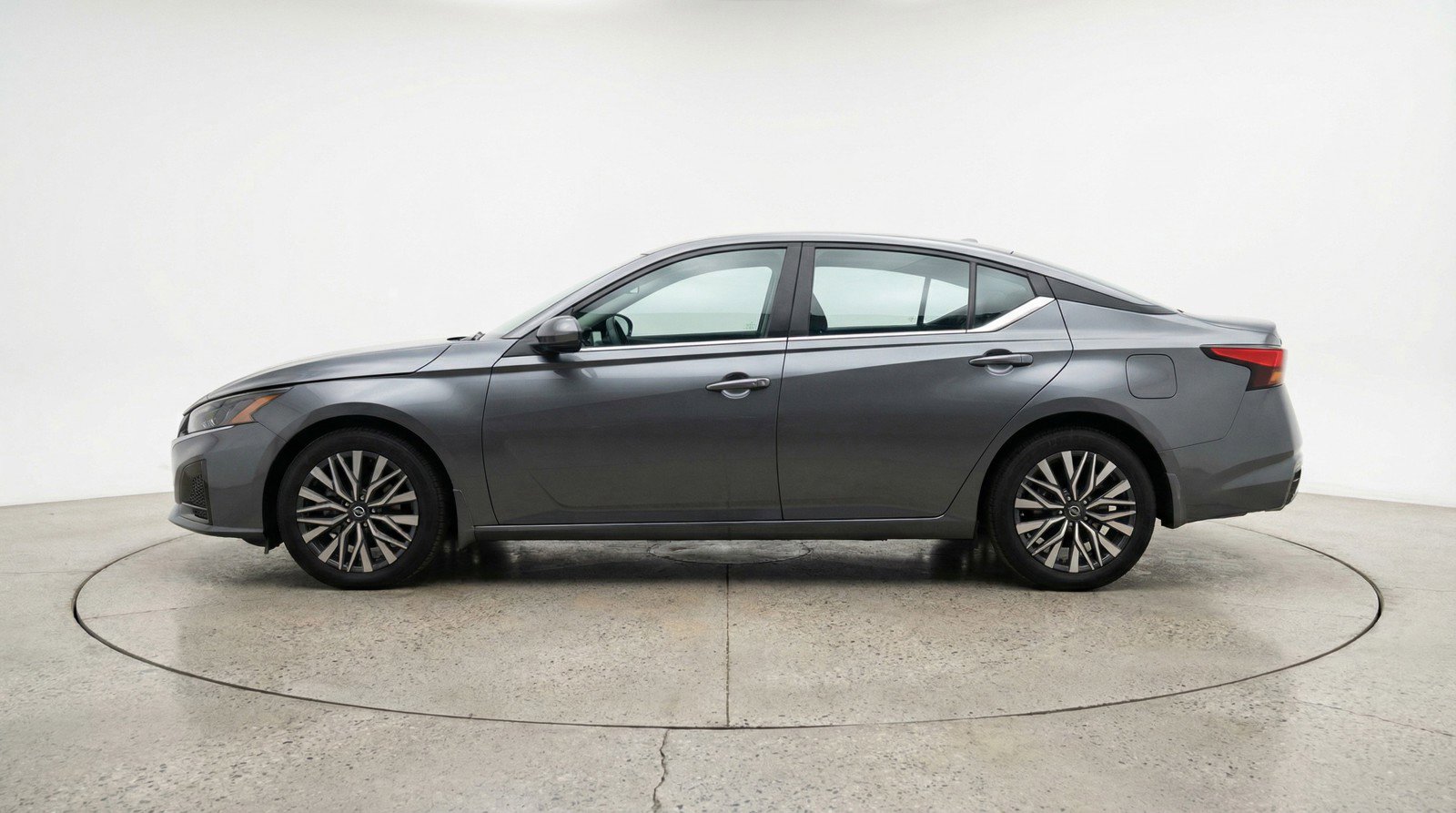 Used 2025 Nissan Altima 2.5 SV FWD image 5