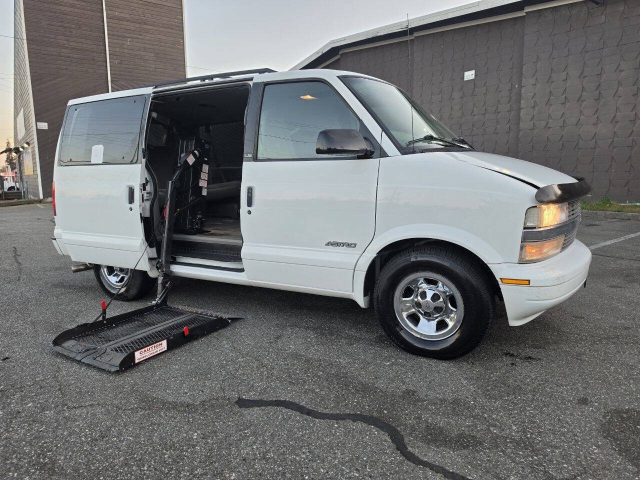 Used 2001 Chevrolet Astro Passenger RWD image 11