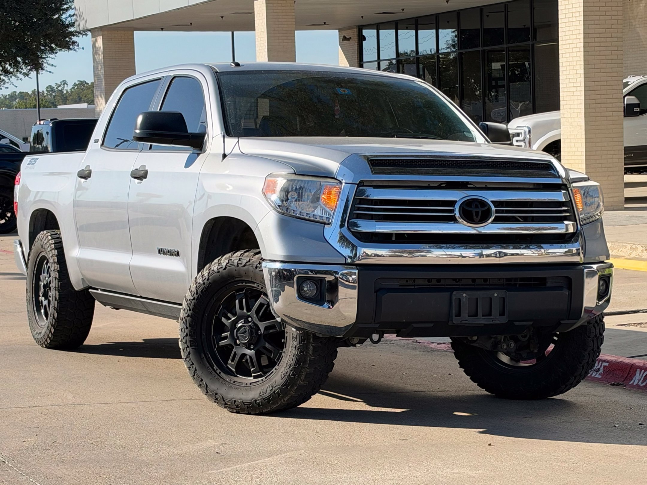 Used 2017 Toyota Tundra SR5 w/ SR5 Upgrade Package RWD image 2