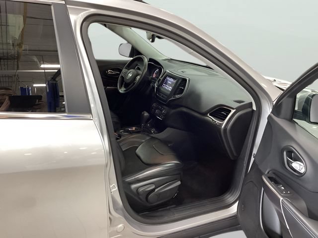 Used 2019 Jeep Cherokee Latitude Plus w/ Comfort/Convenience Group AWD/4WD image 10