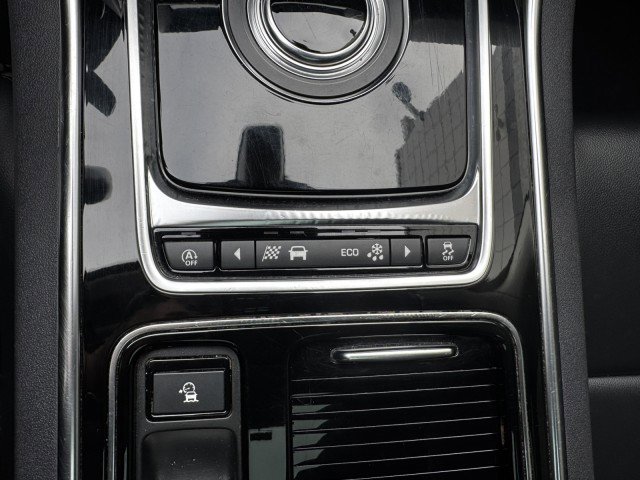 Used 2019 Jaguar XE Premium image 22