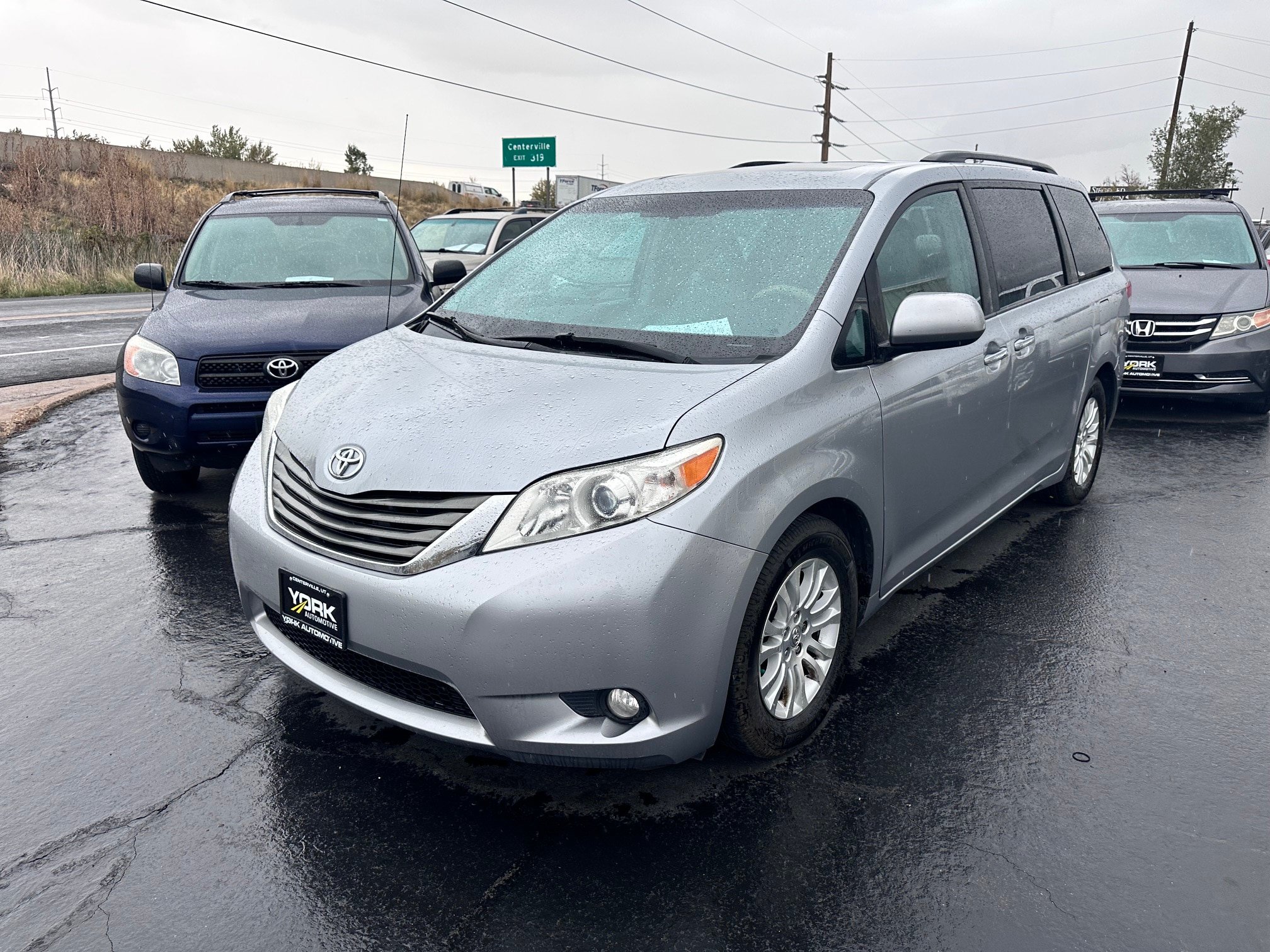 Used 2013 Toyota Sienna XLE w/ Entertainment Pkg FWD image 2