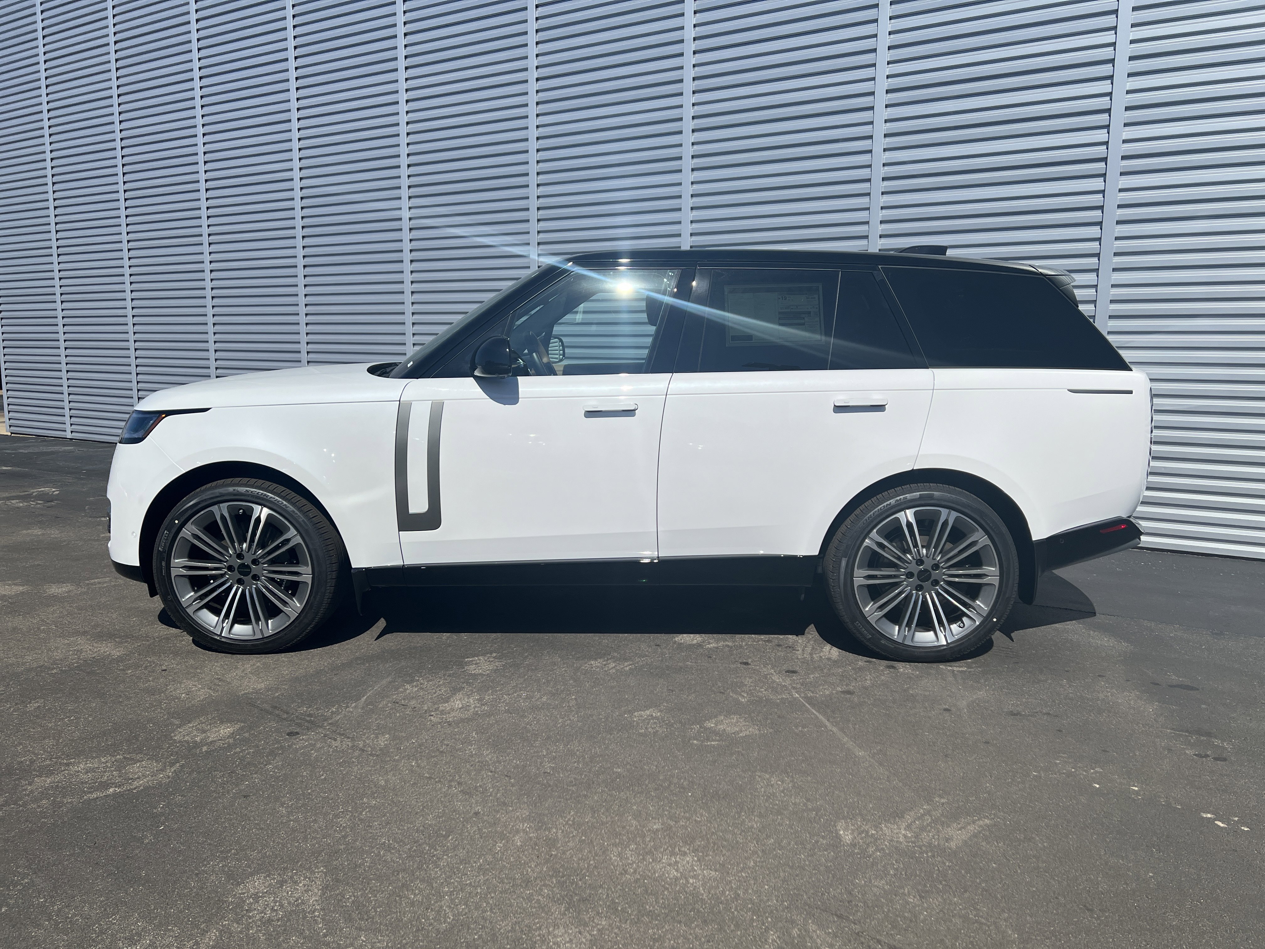 New 2026 Land Rover Range Rover SE image 2