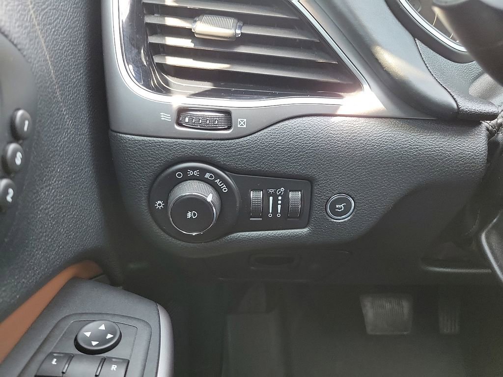 Used 2019 Jeep Cherokee Overland w/ Technology Group AWD/4WD image 14