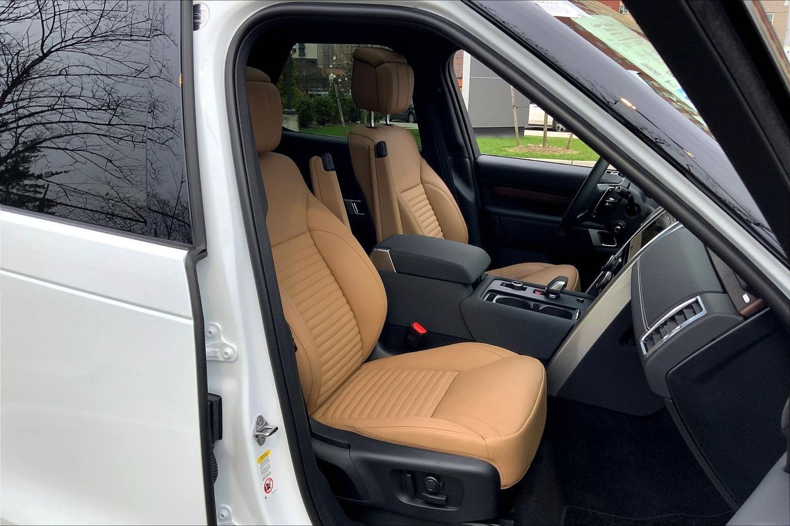 Used 2025 Land Rover Discovery Dynamic SE AWD/4WD image 8