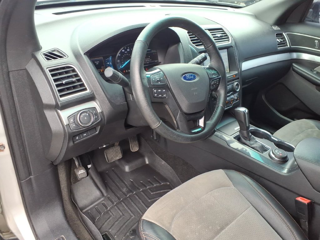 Used 2017 Ford Explorer XLT w/ Equipment Group 202A AWD/4WD image 24