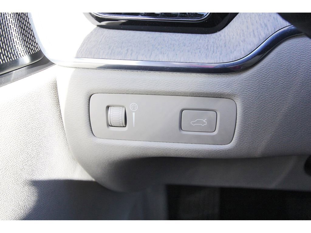 Used 2020 Volvo XC60 T6 Inscription w/ Protection Package Premier image 21