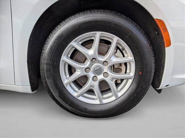 Used 2022 Chrysler Pacifica Touring-L image 25