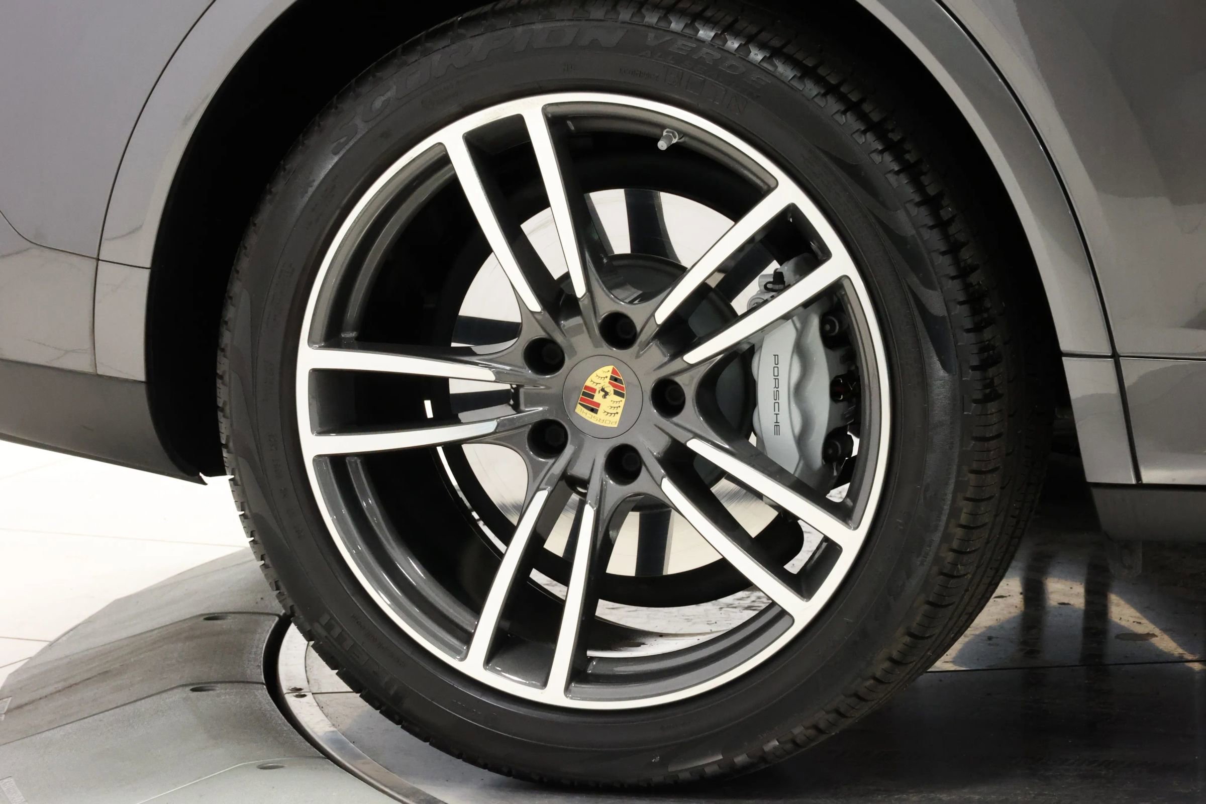 Used 2020 Porsche Cayenne Turbo image 96