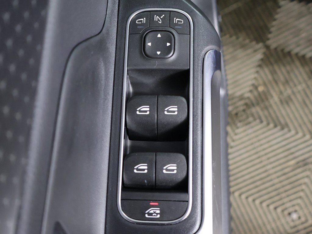 Used 2025 Mercedes-Benz GLB 250 4MATIC image 32