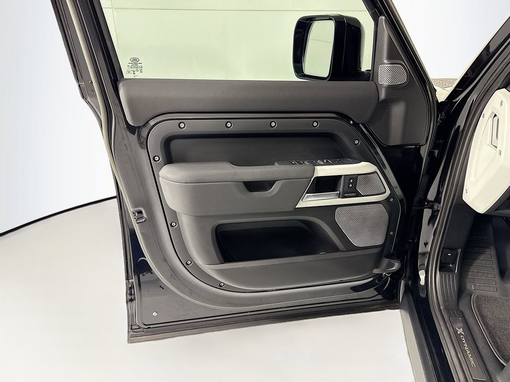 Used 2023 Land Rover Defender 130 X-Dynamic SE image 25