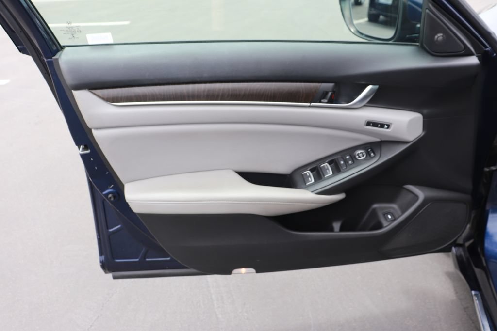Used 2018 Honda Accord Touring image 9