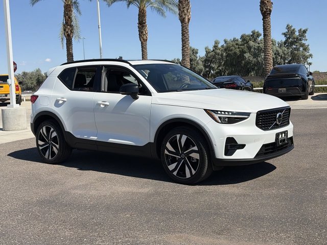Certified 2023 Volvo XC40 B4 Ultimate w/ Climate Package FWD image 4