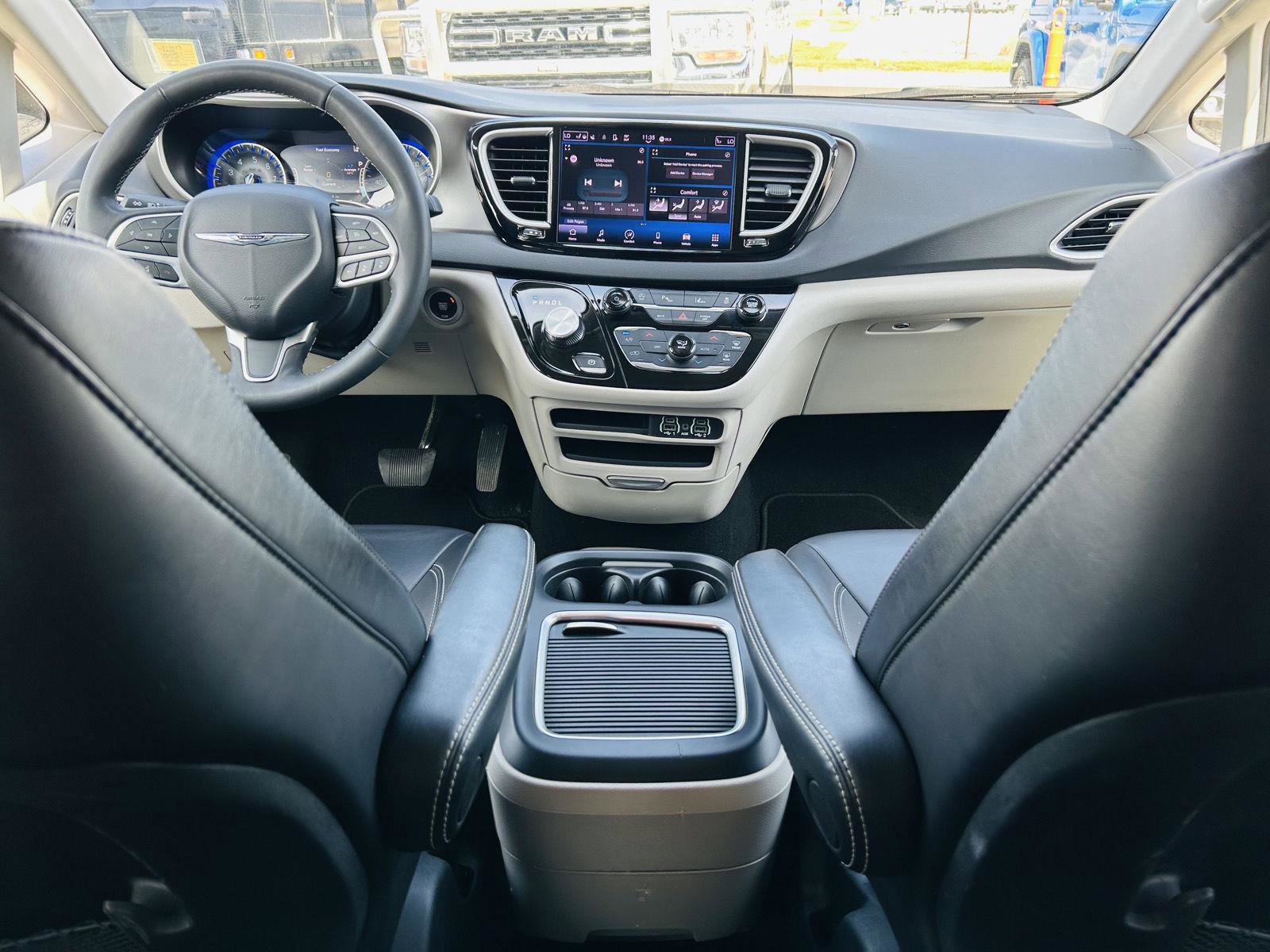 Used 2023 Chrysler Pacifica Touring-L image 24