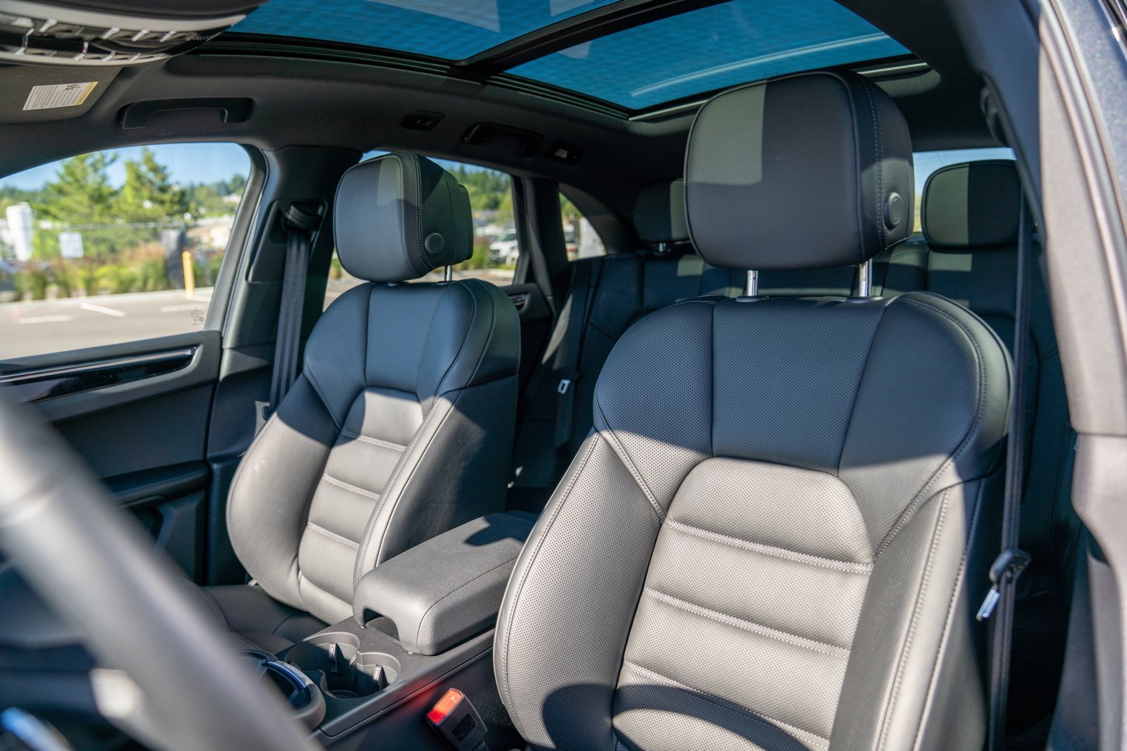 Certified 2026 Porsche Macan AWD/4WD image 5