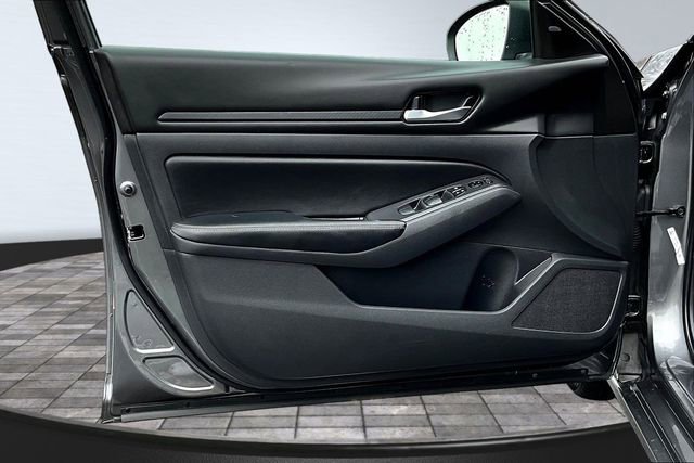 Used 2025 Nissan Altima 2.5 SV image 19