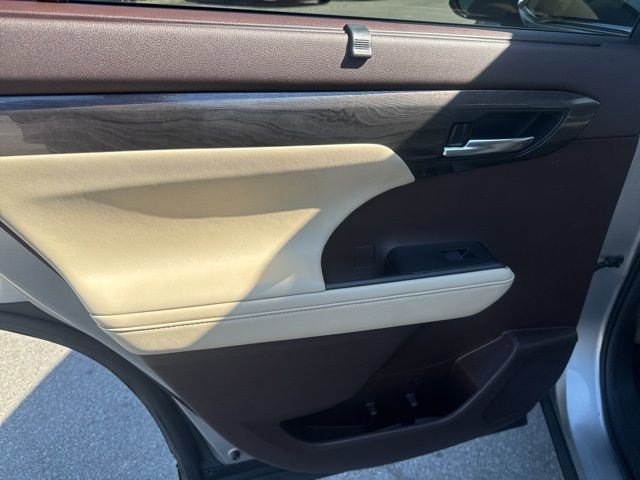 Used 2020 Toyota Highlander Platinum FWD image 22