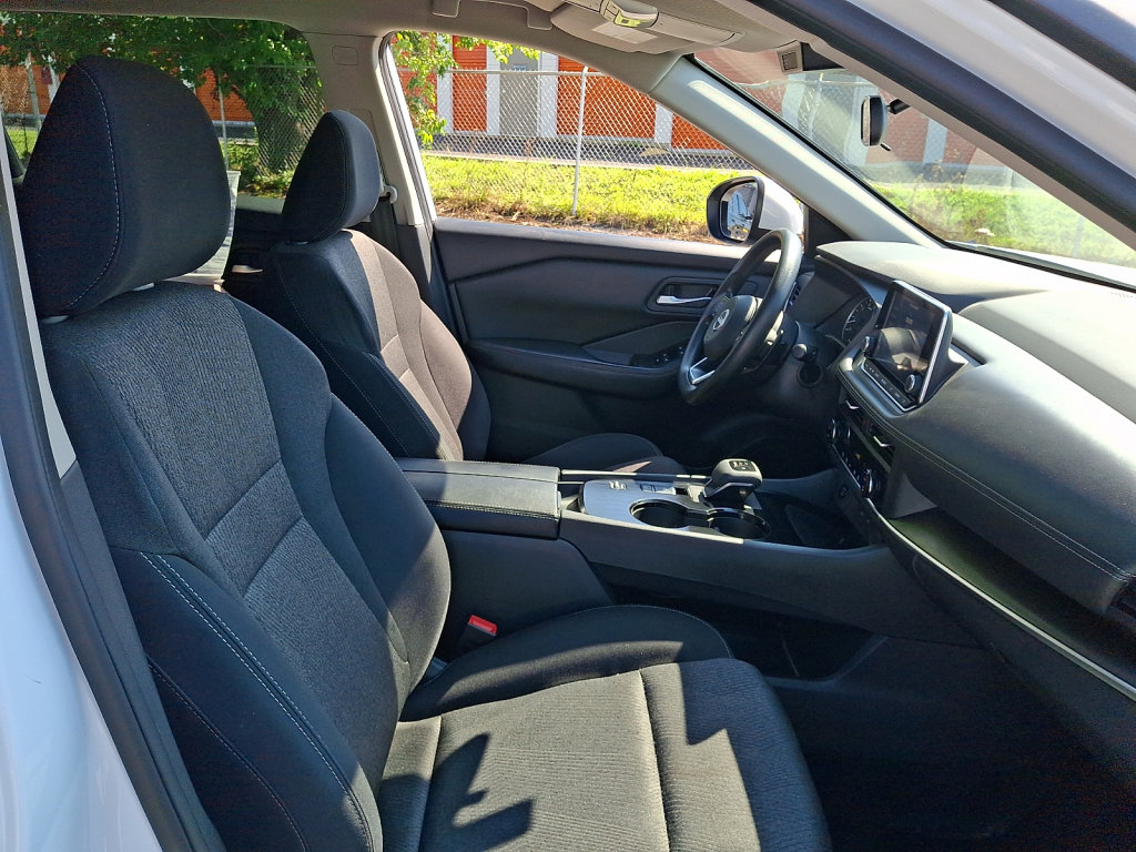 Used 2024 Nissan Rogue SV FWD image 12