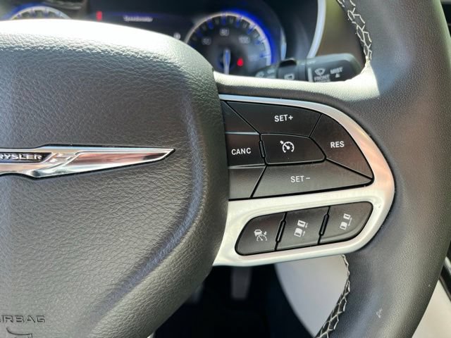 Used 2023 Chrysler Pacifica Touring-L FWD image 33
