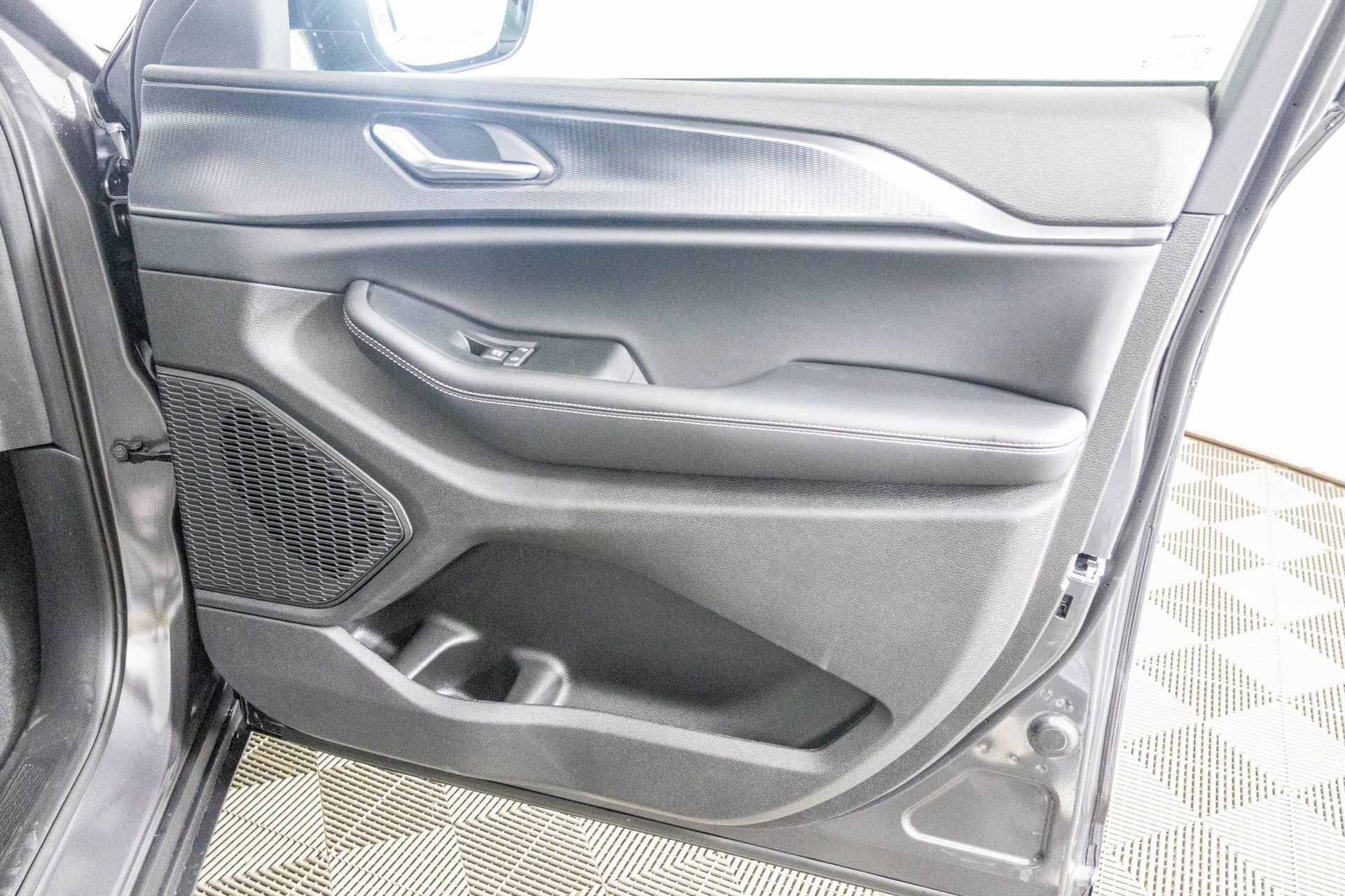 New 2025 Jeep Grand Cherokee Altitude image 35