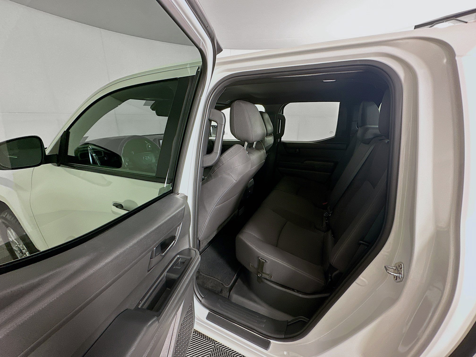 Used 2025 Toyota Tacoma SR5 AWD/4WD image 26