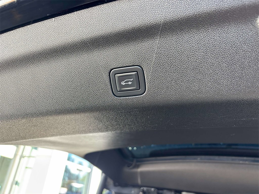 Used 2021 GMC Yukon XL SLT w/ SLT Premium Package image 17