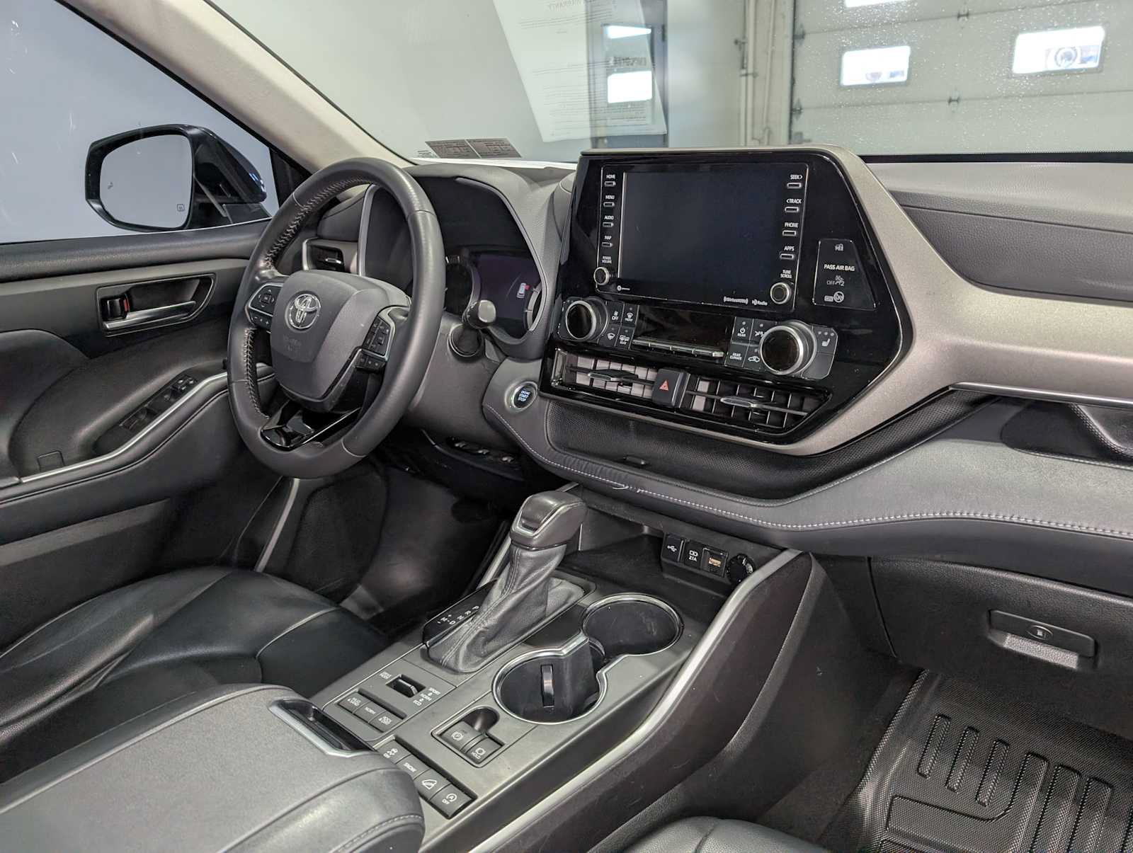 Used 2021 Toyota Highlander XLE AWD/4WD image 48